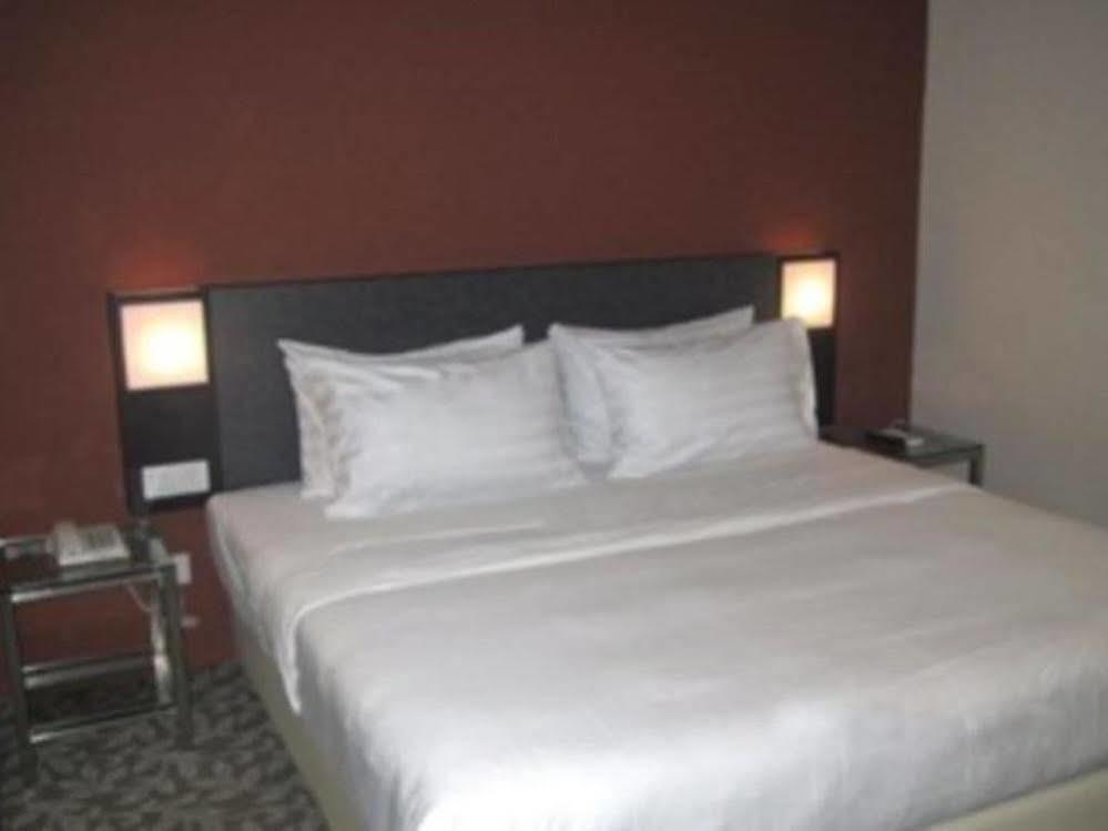 Nouvelle Hotel Johor Kulai Bagian luar foto